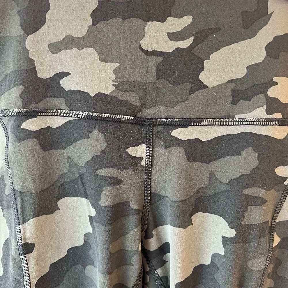 Lululemon Align 25" Leggings w/ Pockets in Heritage Camo Olive Size 6 - Picture 5 of 7